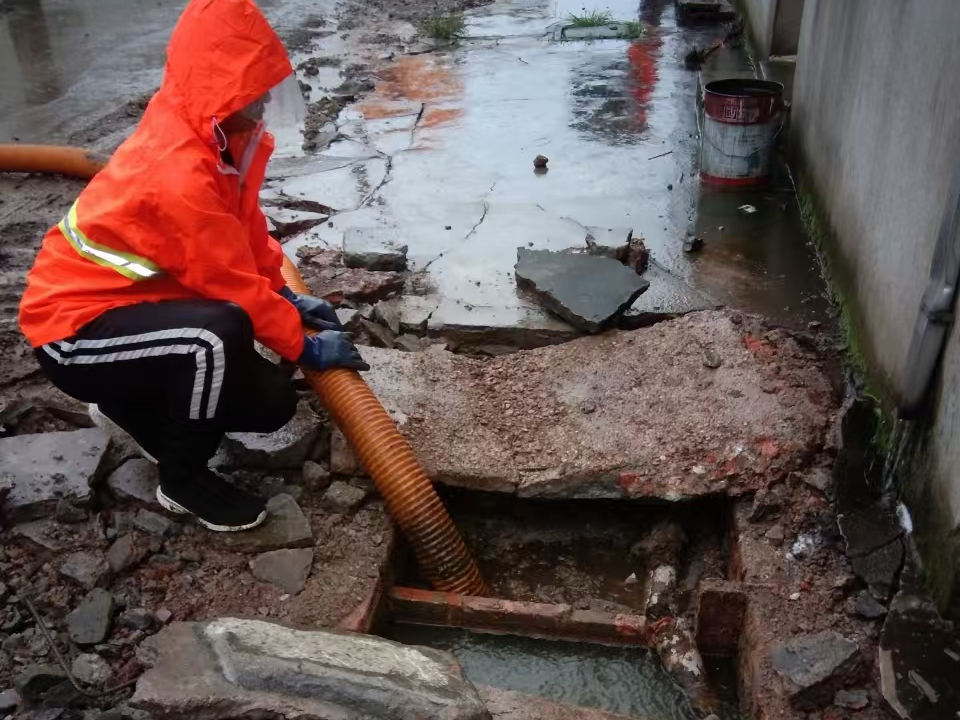 乌审专业清理污水池 炜誉市政以规范流程守护城市 “肠道”