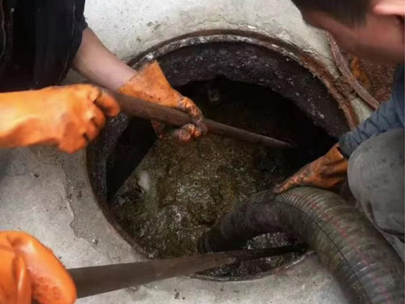 乌审清理化粪池时如何避免沼气的危害?